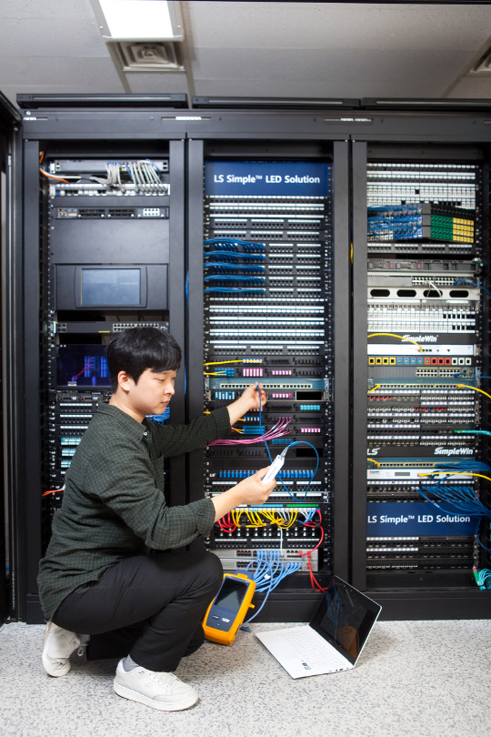 구미 사업장에서 LS전선 직원이 PoE(Power over Ethernet) 케이블 '심플와이드'의 성능을 테스트하고 있다.  LS전선 제공